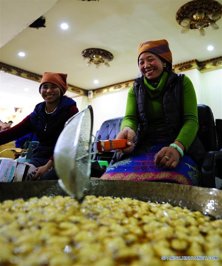 Dos mujeres cocinaban "Kasai", una comida tradicional tibetana, en Lhasa, capital dela región autónoma del Tibet, en el suroeste de China. El inminente a?o nuevo tibetano o el Losar caerá el próximo 9 de este mes.  (Xinhua/Jigme Dorji)