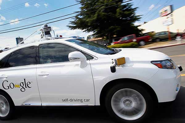 Un coche autónomo de Google choca contra un autobús