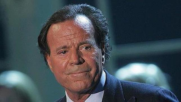 Julio Iglesias suspende conciertos por enfermedad