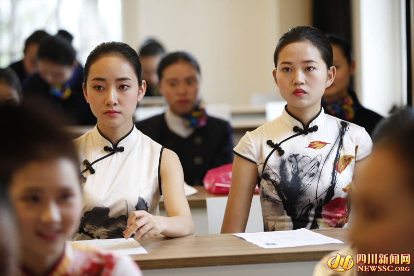 Hermosas damas concursan en qipao para lograr ser azafatas