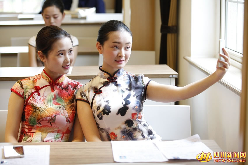 Hermosas damas concursan en qipao para lograr ser azafatas