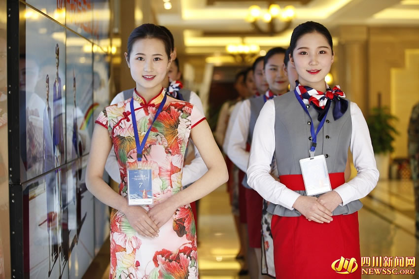 Hermosas damas concursan en qipao para lograr ser azafatas