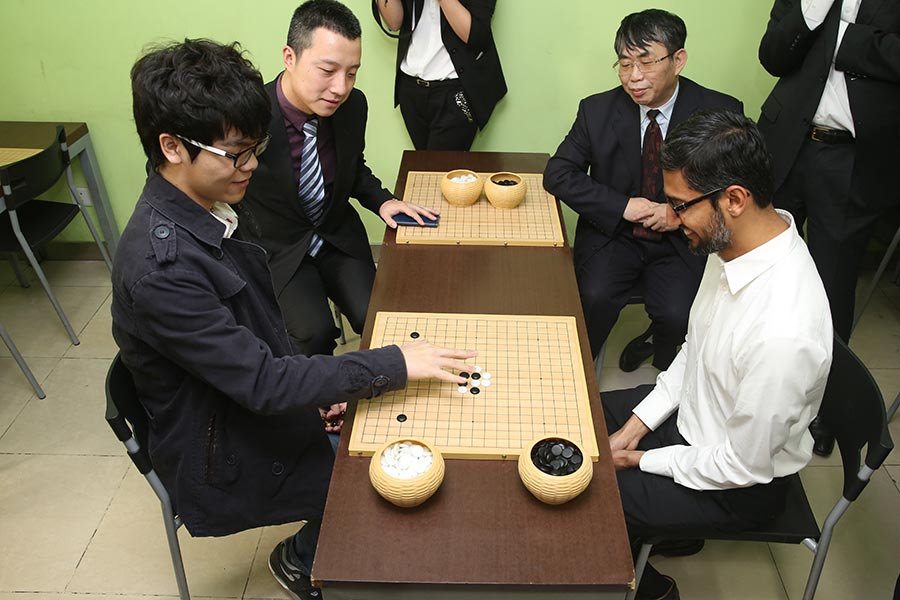 El presidente ejecutivo de Google, Sundar Pichai, juega a Go con Ke Jie en Beijing, el 31 de marzo de 2016. [Foto de China Daily]