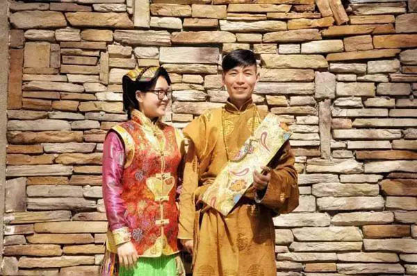 Jóvenes recién casados recorren China vistiendo sus 56 trajes étnicos