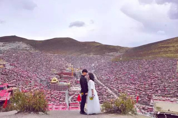 Jóvenes recién casados recorren China vistiendo sus 56 trajes étnicos