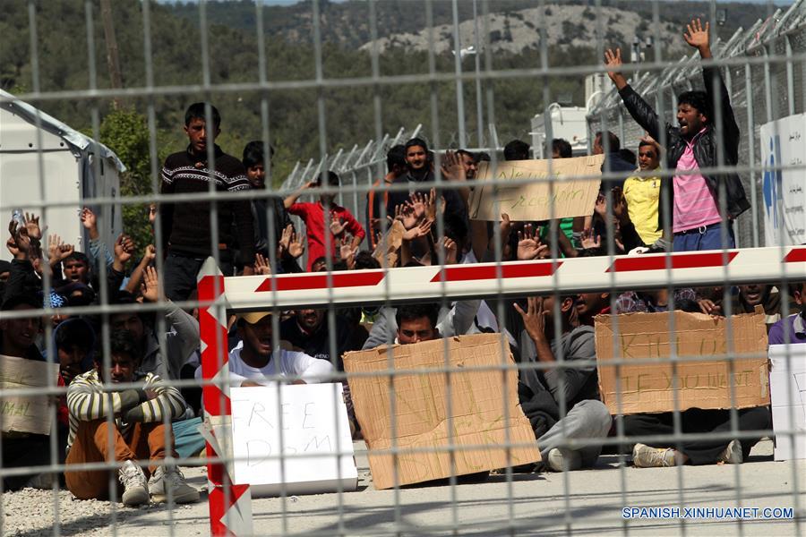 Migrantes en isla griega de Lesbos protestan por deportaciones a Turquía