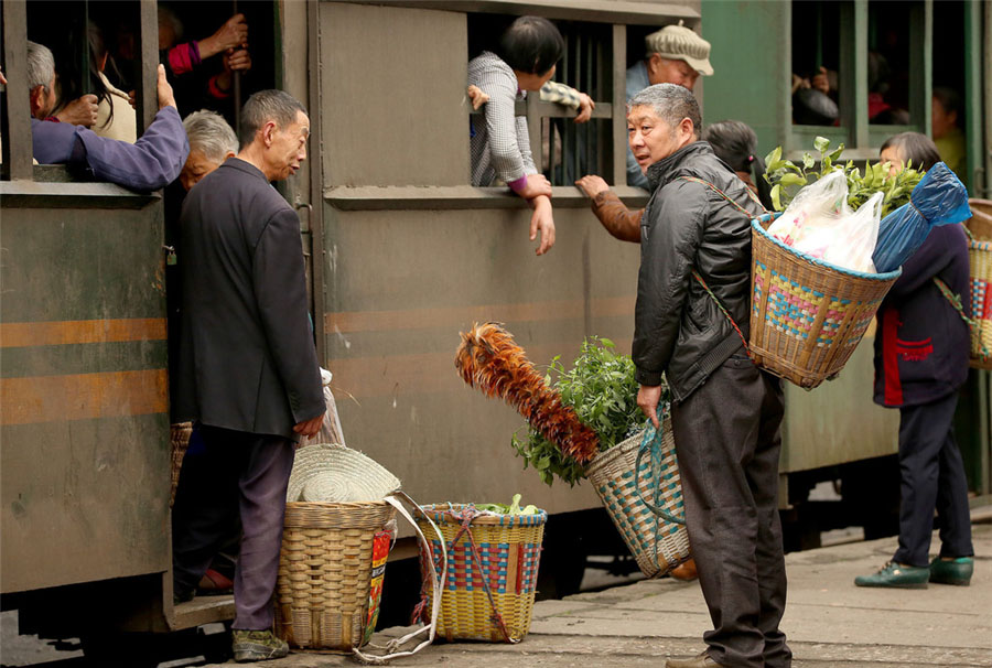 Residentes locales y agricultores suben al tren del vapor con destino a Jiayang, una peque?a ciudad monta?osa en la provincia de Sichuan, el 8 de abril de 2016.