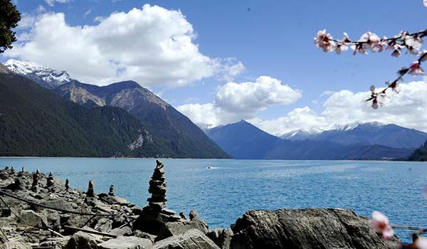 Desnudos fotográficos tomados en un lago sagrado del Tibet divide opiniones