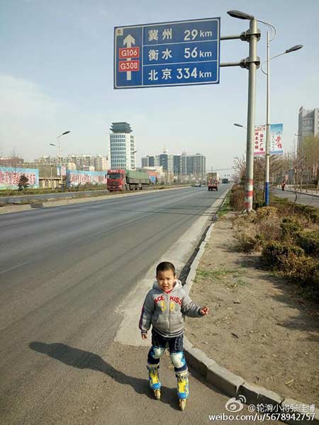 Padre e hijo de cuatro a?os viajan más de 500 km en patines