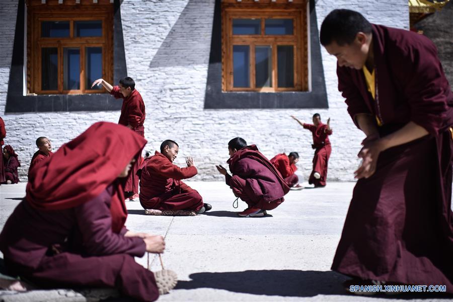 Monjes realizando doctrinas budistas tibetanas en el Monasterio Labu