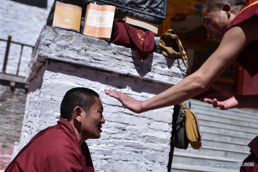 Monjes realizando doctrinas budistas tibetanas en el Monasterio Labu