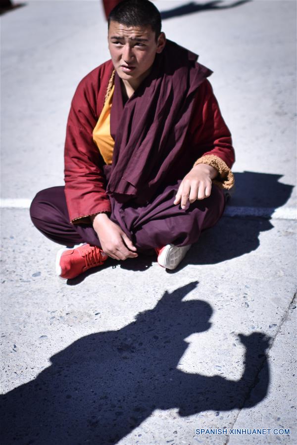 Monjes realizando doctrinas budistas tibetanas en el Monasterio Labu