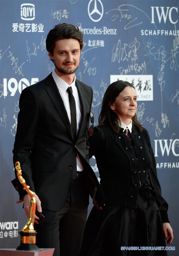 Miembros del elenco de la película "Klezmer", posan en la alfombra roja durante la ceremonia de clausura del VI Festival Internacional de Cine de Beijing (BJIFF, por sus siglas en inglés), en Beijing, capital de China, el 23 de abril de 2016. (Xinhua/Lu Peng)