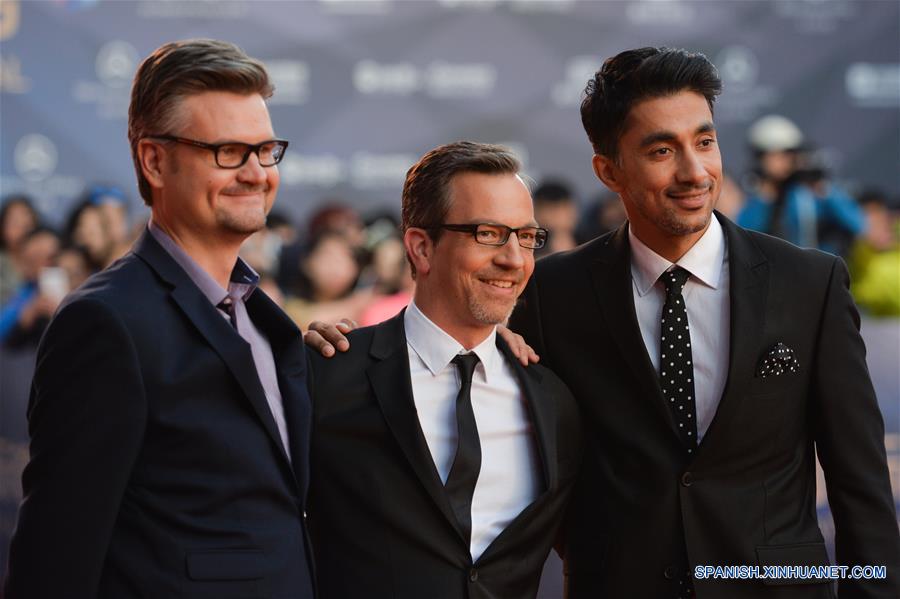 Miembros del elenco de la película "The Dark Side of The Moon", posan en la alfombra roja durante la ceremonia de clausura del VI Festival Internacional de Cine de Beijing (BJIFF, por sus siglas en inglés), en Beijing, capital de China, el 23 de abril de 2016. (Xinhua/Chen Bin)