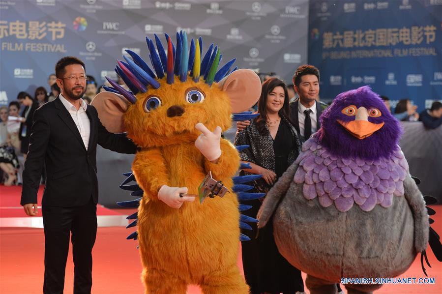 Miembros del elenco de la película "Bobby the Hedgehog", caminan en la alfombra roja durante la ceremonia de clausura del VI Festival Internacional de Cine de Beijing (BJIFF, por sus siglas en inglés), en Beijing, capital de China, el 23 de abril de 2016. (Xinhua/Chen Bin)