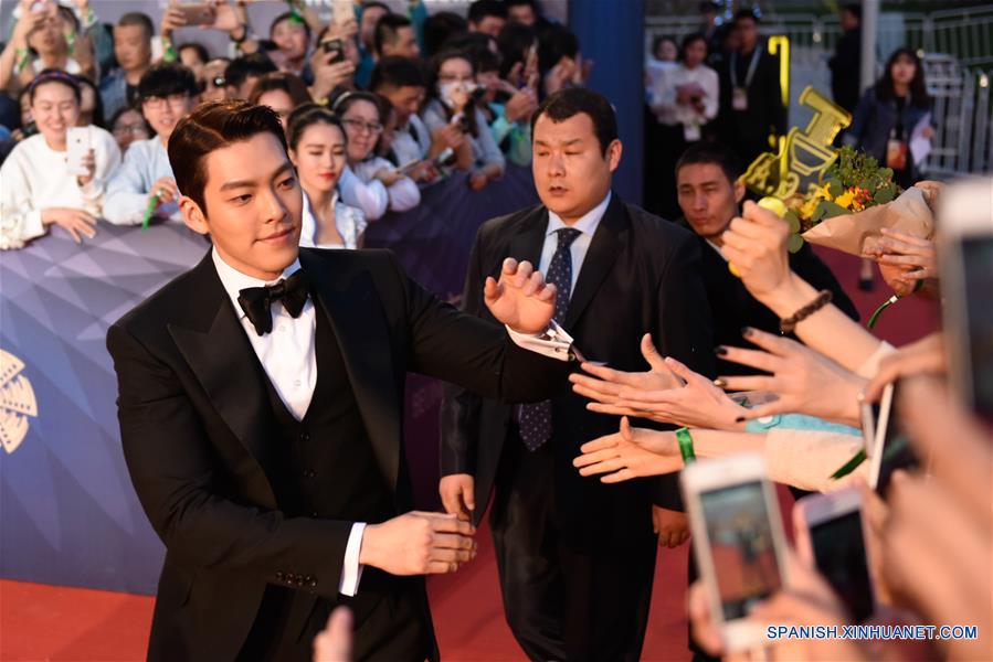 El actor Kim Woo Bin saluda en la alfombra roja durante la ceremonia de clausura del VI Festival Internacional de Cine de Beijing (BJIFF, por sus siglas en inglés), en Beijing, capital de China, el 23 de abril de 2016. (Xinhua / Chen Yichen)