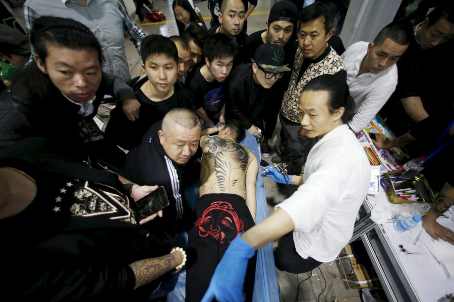 El artista tatuador Hu Deliang muestra su talento durante el Festival Internacional de los Tatuajes 2016 de Shanghai, el 23 de abril de 2016. [Foto/Agencias]