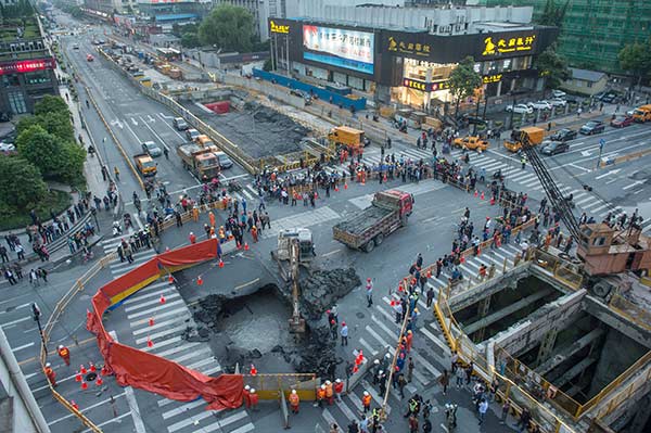 Un socavón apareció en una intersección de Hangzhou la semana pasada. Nadie resoltó herido gracias a la previsión de Li. (Foto:CHINA DAILY)