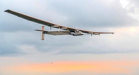 Avión Solar Impulse 2 aterriza en Phoenix tras vuelo desde Silicon Valley