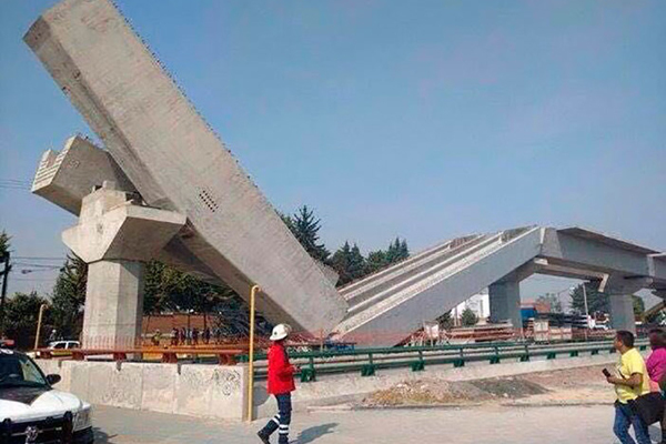 Caen trabes en construcción del Tren Interurbano México