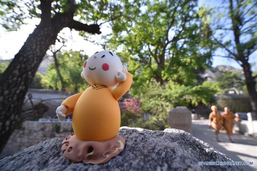 BEIJING, mayo 8, 2016 (Xinhua) -- Imagen del 22 de abril de 2016 de una figura del Monje Xian'er, un personaje de caricaturas del Monasterio Longquan, en el monasterio en Beijing, capital de China. El Monje Xian'er es un popular personaje de caricaturas creado por el maestro Xianfan para responder acertijos introspectivos de los visitantes y traerles la paz. El Monasterio Longquan está localizado al pie de la Monta?a Fenghuangling (Phoenix Ridge), en las afueras occidentales de Beijing. Primero construido en la Dinastía Liao (907-1125), el monasterio recupera la reputación al acoger la era del internet móvil. (Xinhua/Luo Xiaoguang) 