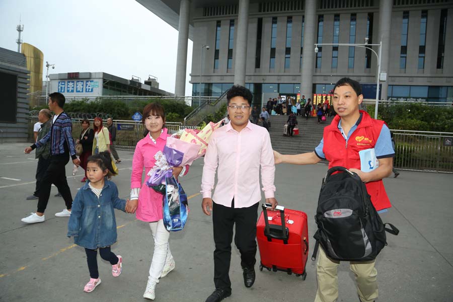 Tang Kai llega a la estación de tren de Mianyang, provincia de Sichuan, el 7 de mayo de 2016, en compa?ía de voluntarios.