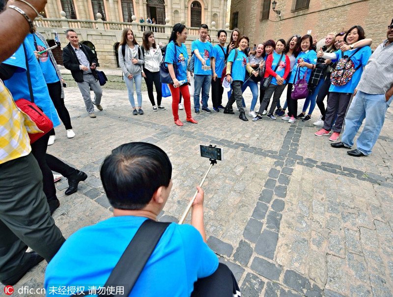 Columnista de Espa?a insulta a China llamando "mamarrachos" a los 2.500 turistas chinos