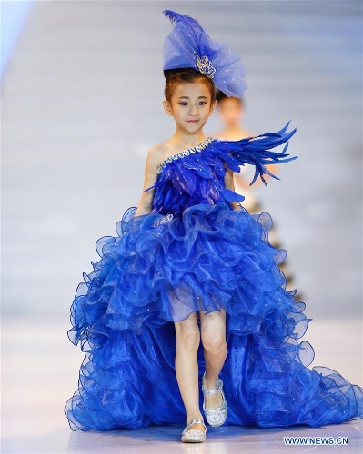 Una participante luce una creación en un concurso de mini-modelos durante la XVI Semana Internacional de la Moda de China en Qingdao, provincia de Shandong, el 14 de mayo de 2016. Más de 200 ni?os de todo el país participaron en el concurso. (Xinhua/Chen Jianli)