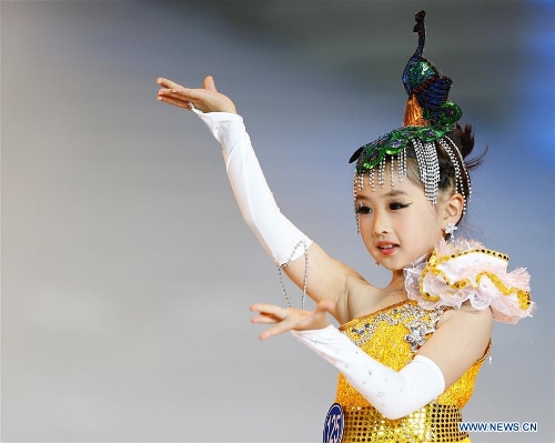 Una participante luce una creación en un concurso de mini-modelos durante la XVI Semana Internacional de la Moda de China en Qingdao, provincia de Shandong, el 14 de mayo de 2016. Más de 200 ni?os de todo el país participaron en el concurso. (Xinhua/Chen Jianli)