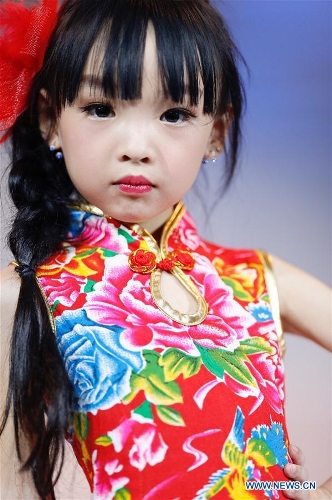 Una participante luce una creación en un concurso de mini-modelos durante la XVI Semana Internacional de la Moda de China en Qingdao, provincia de Shandong, el 14 de mayo de 2016. Más de 200 ni?os de todo el país participaron en el concurso. (Xinhua/Chen Jianli)