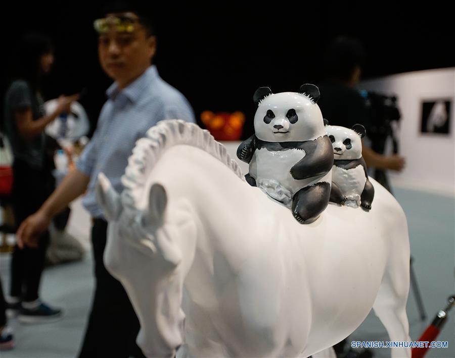 Un visitante camina junto a una obra arte de panda en la gira de la exposición de arte del mundo del panda gigante, en el Parque Océano de Hong Kong, en Hong Kong, en el sur de China, el 19 de mayo de 2016. La Semana de Sichuan y gira de la exposición de arte del mundo del panda gigante abrirá en el parque del 20 al 29 de mayo. (Xinhua/Ng Wing Kin)