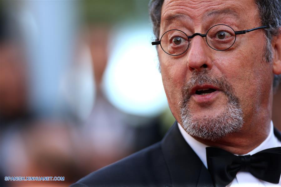 CANNES, mayo 20, 2016 (Xinhua) -- El actor Jean Reno, posa en la alfombra roja a su llegada para la proyección de la película "The Last Face", en competencia durante el 69 Festival de Cine de Cannes, en Cannes, Francia, el 20 de mayo de 2016. (Xinhua/Jin Yu)