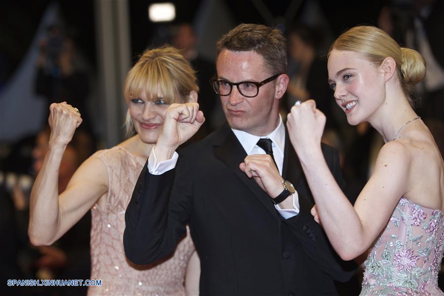 CANNES, mayo 20, 2016 (Xinhua) -- El director Nicolas Winding Refn (c) y su esposa Liv Corfixen (i), posan en la alfombra roja con la actriz Elle Fanning (d), previo al estreno de la película "The Neon Demon", en competencia durante el 69 Festival de Cine de Cannes, en Cannes, Francia, el 20 de mayo de 2016. (Xinhua/Jin Yu)