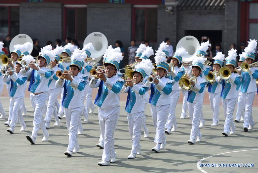 Una banda sinfónica participa durante una celebración para recibir el próximo Día del Ni?o, en la Escuela Primaria Fuxue Hutong, en Beijing, capital de China, el 30 de mayo de 2016. (Xinhua/Luo Xiaoguang)