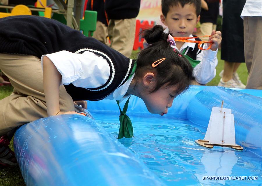 Una ni?a juega durante una fiesta de jardín para recibir el próximo Día del Ni?o, en el Palacio de los Ni?os del Instituto de Bienestar Infantil (CWI, por sus siglas en inglés) en Shanghai, en el este de China, el 30 de mayo de 2016. (Xinhua/Liu Ying)