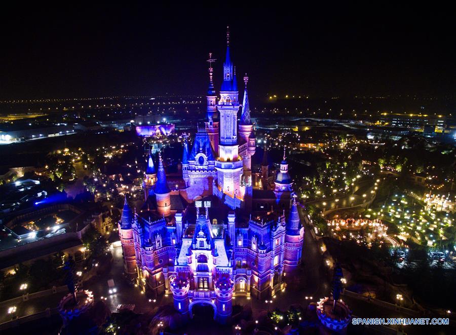 SHANGHAI, mayo 31, 2016 (Xinhua) -- Vista aérea de la iluminación del Shanghai Disney Resort en Shanghai, en el este de China, el 30 de mayo de 2016. Shanghai Disney Resort, el Disneylandia más grande de Asia, abrirá al público el 16 de junio de 2016. (Xinhua/Str)