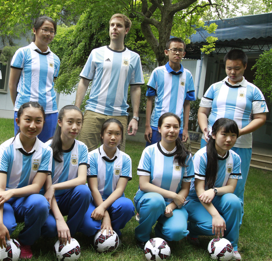 Los ni?os chinos también disfrutaron del fútbol. Para la ocasión, Nicolás Eickert, joven argentino residente en China, les impartió clases de táctica y tiro a puerta. (Foto:YAC)