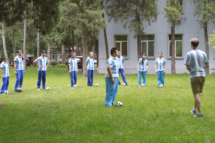 Los ni?os chinos también disfrutaron del fútbol. Para la ocasión, Nicolás Eickert, joven argentino residente en China, les impartió clases de táctica y tiro a puerta. (Foto:YAC)