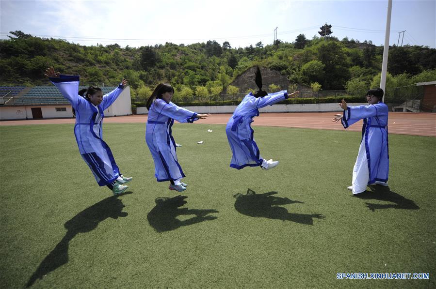 Estudiantes posan en la Escuela Experimental en el distrito de Shuangluan de Chengde, provincia de Hebei, en el norte de China, el 2 de junio de 2016. Una variedad de actividades fueron llevadas a cabo para reducir la presión de los estudiantes previo al examen nacional de entrada a la universidad. (Xinhua/Wang Liqun)