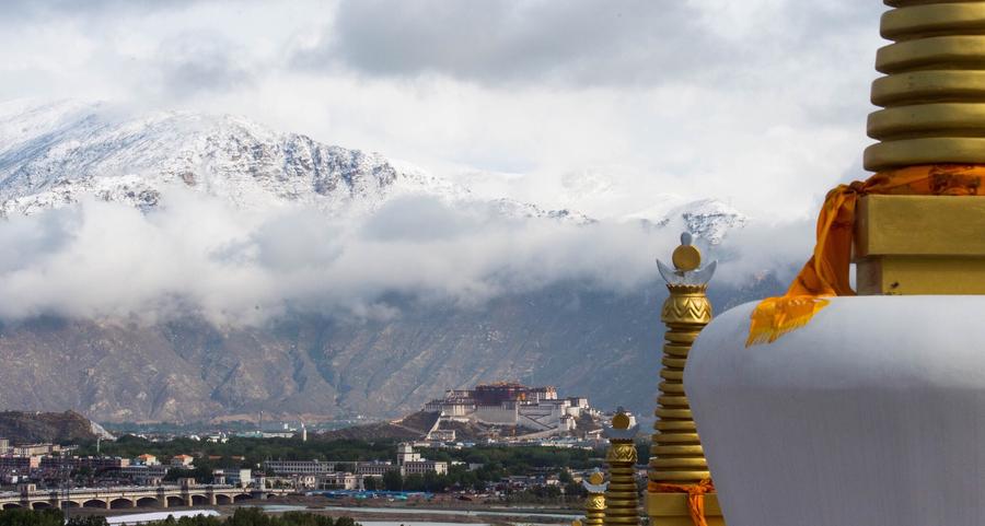 Palacio de Potala, Patrimonio Cultural de la Humanidad con las monta?as cubiertas de nieve de fondo, el 1 de junio de 2016.  [Foto/Xinhua]