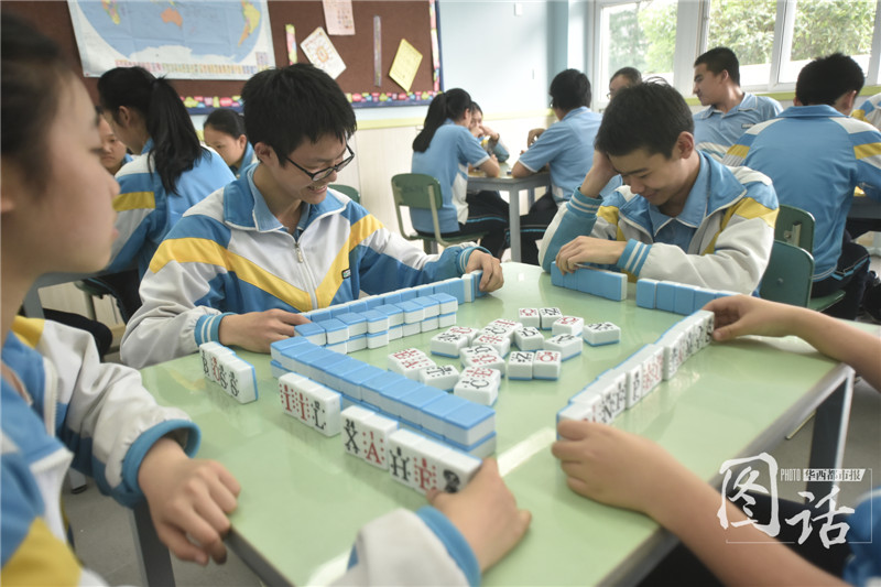 Profesor de Chengdu versiona el mahjong y lo orienta hacia la ense?anza del inglés