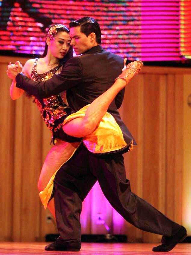 Bailarines chinos aspiran a ganar el título mundial de Tango Argentino