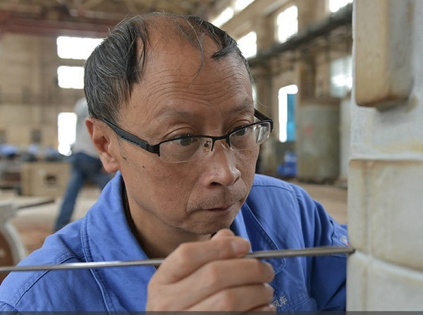 Mao Lasheng, un moldeador de arena que trabaja para el mayor fabricante de misiles del país, ha visto su trabajo desfilar en la Plaza de Tian'anmen cuatro veces. [Foto/Xinhua]