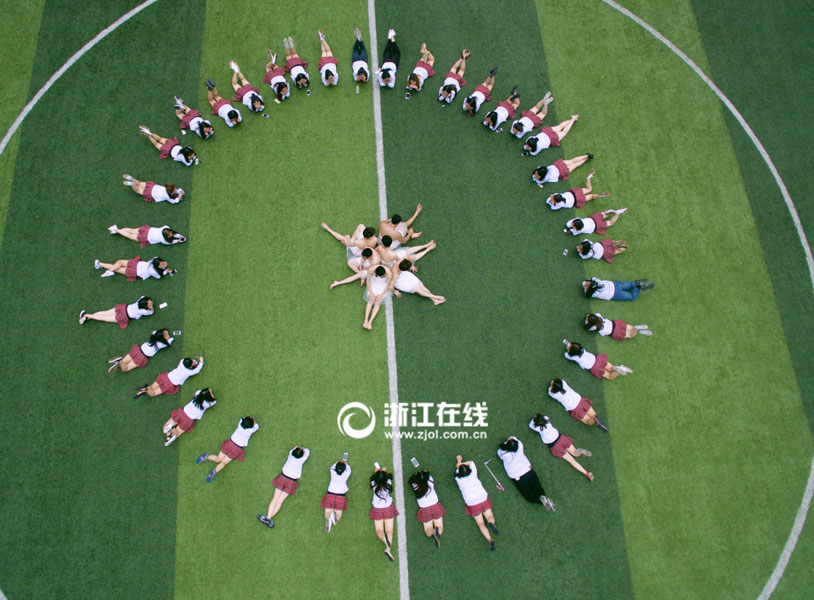 Estudiantes universitarios hacen fotos de graduación creativas 