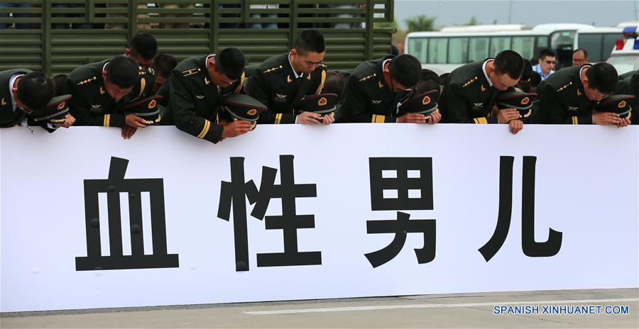 Oficiales y soldados hacen una reverencia en se?al de respeto al soldado chino de las fuerzas de paz de la Organización de las Naciones Unidas (ONU), Shen Liangliang, en el Aeropuerto Longjia en Changchun, capital de la provincia de Jilin, en el noreste de China, el 9 de junio de 2016. El cuerpo del soldado chino de las fuerzas de paz de la Organización de las Naciones Unidas (ONU) Shen Liangliang, quien murió en un ataque terrorista en Mali el mes pasado, arribó la tarde del jueves a la ciudad de Changchun, en el noreste de China. (Xinhua/Zeng Tao)