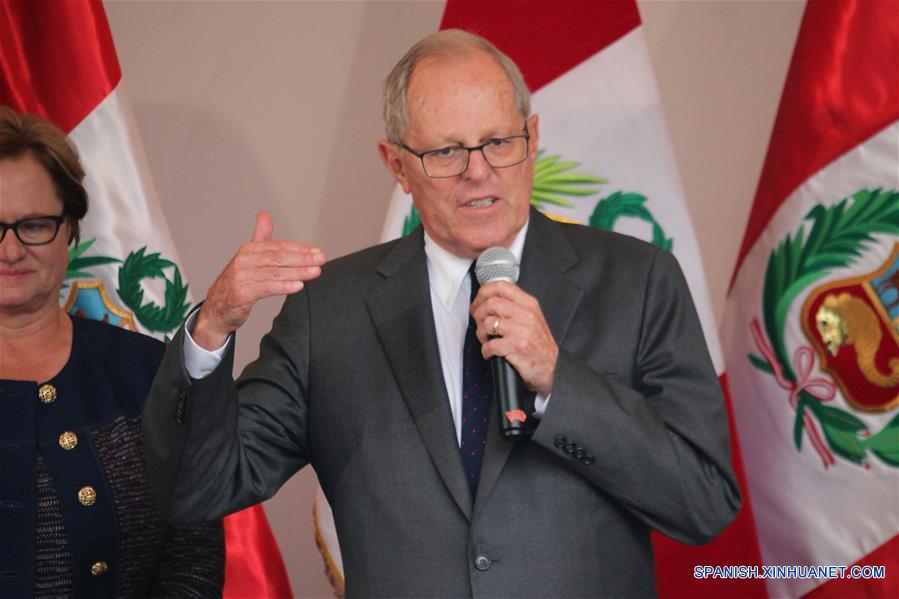 El candidato presidencial del partido Peruanos por el Kambio (PPK), Pedro Pablo Kuczynski (d), realiza un pronunciamiento tras el reporte de la Oficina Nacional de Procesos Electorales (ONPE) sobre los resultados con el 100 por ciento de actas procesadas de la segunda vuelta electoral presidencial, en el distrito de San Isidro, en Lima, Perú, el 9 de junio de 2016. Pedro Pablo Kuczynski es el virtual ganador de las elecciones presidenciales en Perú, con 50.12 por ciento de votos, frente al 49.88 por ciento de su rival Keiko Fujimori, con 100 por ciento de actas procesadas, anunció el jueves el jefe la Oficina Nacional de Procesos Electorales (ONPE), Mariano Cucho. (Xinhua/Luis Camacho)