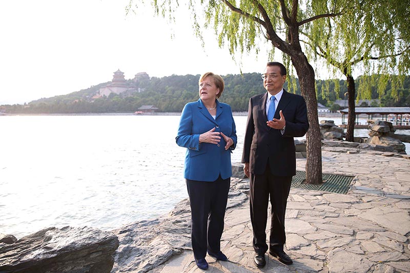 Li Keqiang y Angela Merkel pasean por el Palacio de Verano