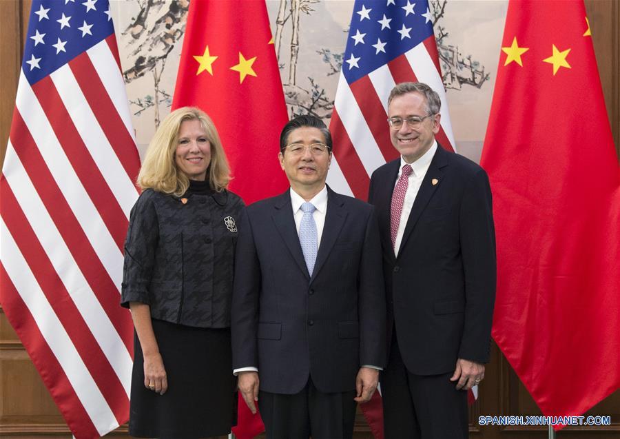 El consejero de Estado y ministro de Seguridad Pública Guo Shengkun (C) posa para una foto con Suzanne Spaulding (L), la subsecretaria del Departamento de Seguridad Nacional de Estados Unidos, y Bruce Swartz, subprocurador general adjunto y consejero de Asuntos Internacionales del Departamento de Justicia, andes de un segundo diálogo sobre delitos cibernéticos de China y Estados Unidos en Beijing, capital de China 14 de junio de 2016.(Xinhua/Xie Huanchi)