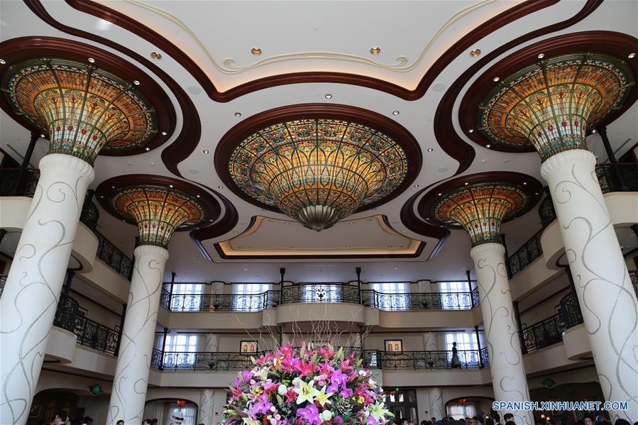 Vista de la sala de estar del Shanghai Disneyland Hotel, en Shanghai, en el este de China, el 14 de junio de 2016. Con 420 y 800 habitaciones respectivamente, el Shanghai Disneyland Hotel y el Toy Story Hotel fueron abiertos el martes para la visita de los representantes de los medios de comunicación. El complejo turistico Shanghai Disney Resort abrirá oficialmente el 16 de junio. (Xinhua/Pei Xin)