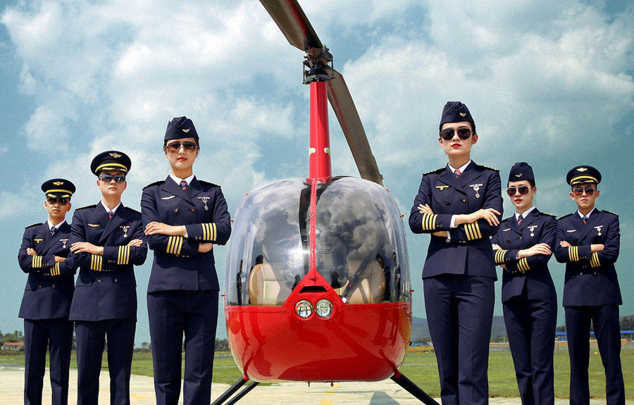 Pilotos de helicóptero posan para el anuncio de inscripción de una escuela de aviación civil de Chengdu, provincia de Sichuan, el 7 de junio de 2016.